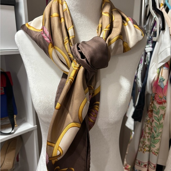 Gucci Accessories - GUCCI Brown and Gold Chain Print Scarf